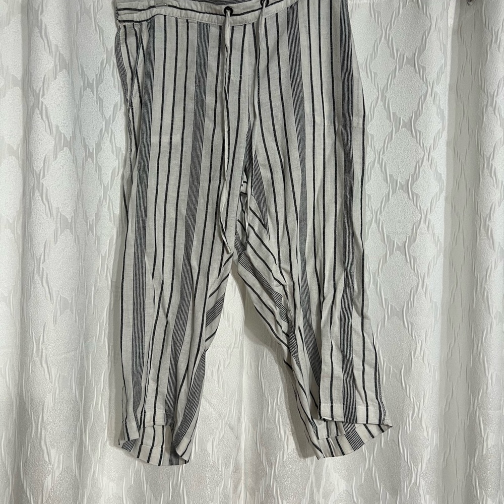 Per Se Gray and White Capris
